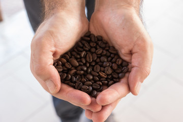 Il caffè nelle mani