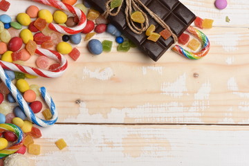 Obraz premium Vintage wooden background with colorful dragee