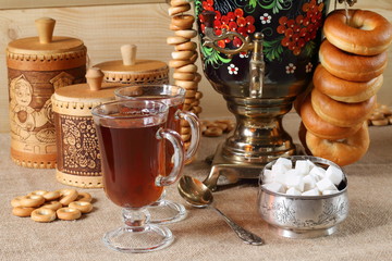 Русский чай из самовара с баранками.
