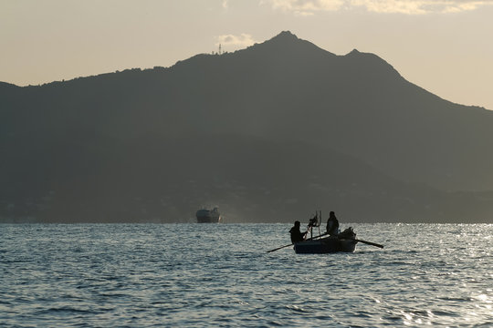 Barca a remi con pescatori