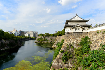 Fototapeta na wymiar OSAKA, JAPAN - OCTOBER 13 2016: A view Osaka Castle with city v