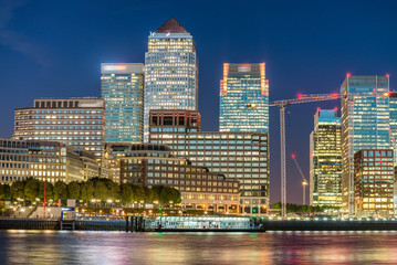 Obraz premium Sunset skyline of Canary Wharf, London reflections