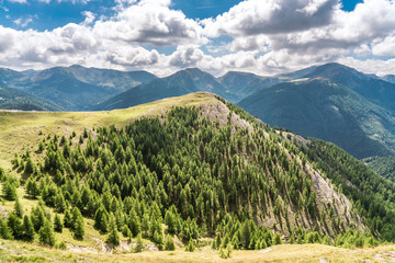Gipfel in den Hochalpen von Österreich in Kärnten unter Schäfchenwolken