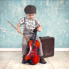 Instrument erlernen - kleiner Junge spielt Geige