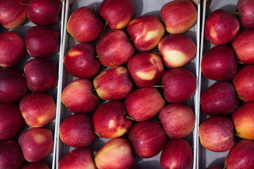 esposizione di mele rosse