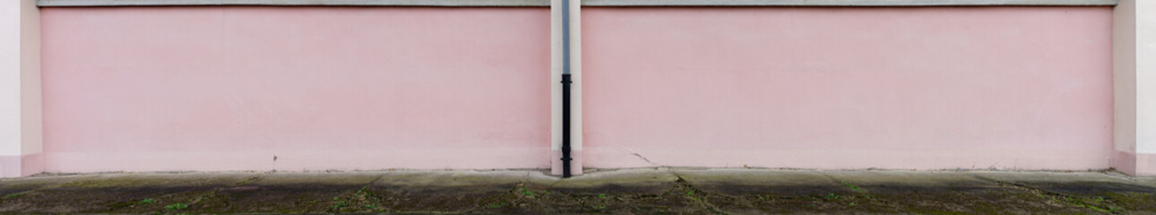 Hintergrund rosa Wand mit Regenfallrohr als sehr breites Panorama - Background pink wall with...