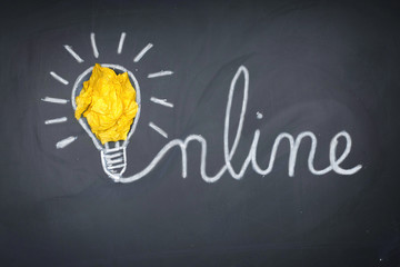 online - Business Konzept mit Glühbirne 