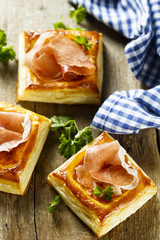Puff pastry pies with red pesto and ham