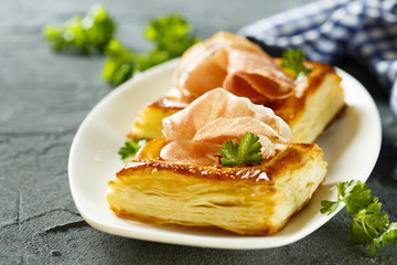 Puff pastry pies with red pesto and ham