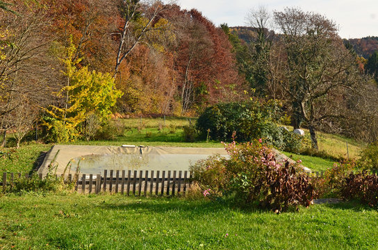 Schwimmbecken im Herbst
