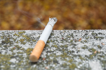 cigarette posée sur le bord d'une fenêtre © pixarno