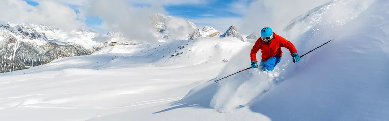 Papier Peint photo Sports dhiver Skieur ski de descente en haute montagne dans la poudreuse fraîche. Sa