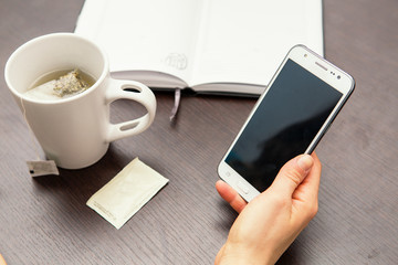 mani sullo schermo di uno smartphone
