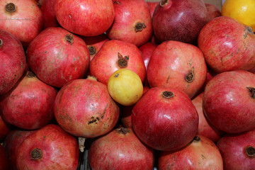 Granatapfel mit Zitrone auf Straßenmarkt in Jerusalem