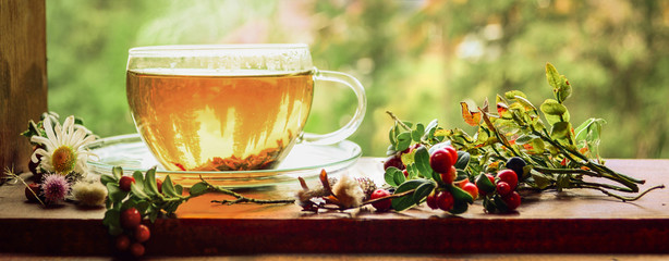 Tasse de thé sur le rebord de la fenêtre. Thé chaud. Feuilles de thé au fond de la tasse. Thé délicieux. Le thé attend... C& 39 est l& 39 heure du thé !