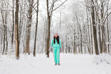 Fototapeta na wymiar Portrait of a cute brunette in a frosty park.