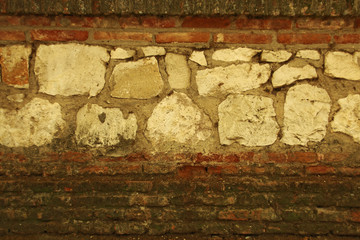 Una muralla de piedras y ladrillos