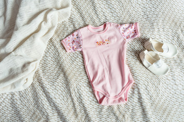Obraz na płótnie Canvas Baby's outfit laydown flat on the bed