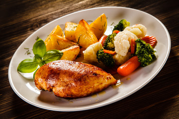 Fried chicken fillet and vegetable salad 