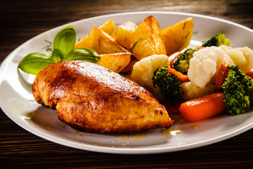 Fried chicken fillet and vegetable salad 