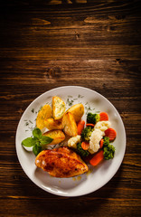 Fried chicken fillet and vegetable salad 