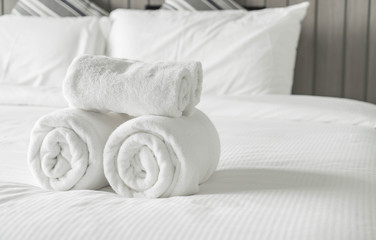 Obraz na płótnie Canvas White towel on bed decoration in bedroom interior