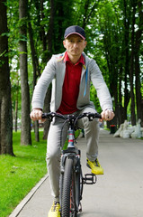 Obraz premium Young man with bicycle