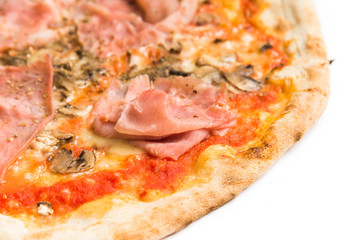 Pizza con prosciutto cotto e funghi champignon