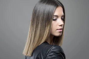 Photo sur Plexiglas Salon de coiffure Profil féminin magnifique jeune femme aux yeux fermés.