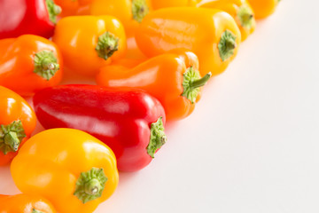 Peperoni gialli rossi e arancioni su fondo bianco