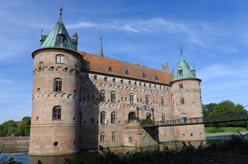 Fototapeta premium Schloss Egeskov mit Stahlbrücke