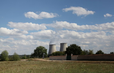 Fototapeta na wymiar Nature, centrales nucléaires et questions environnementales.