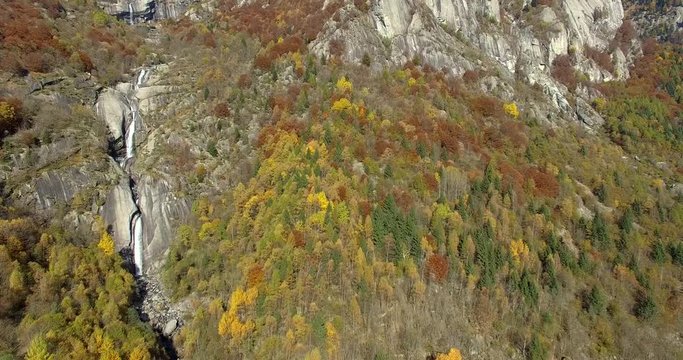 
Aerial 4k - Val di Mello - Valmasino (IT) - Cascata in Localit&agrave; C&agrave; di Rogni - vista aerea autunnale 