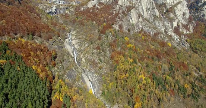 
Aerial 4k - Val di Mello - Valmasino (IT) - Cascata in Localit&agrave; C&agrave; di Rogni - vista aerea autunnale 