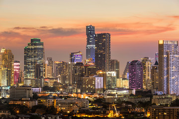 Obraz premium Pejzaż Bangkok. Wgląd nocy Bangkoku w dzielnicy biznesowej.
