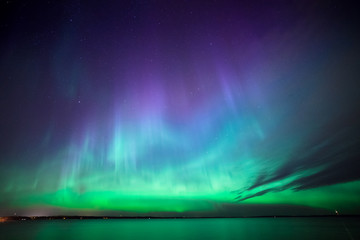 Nordlichter über dem See in Finnland