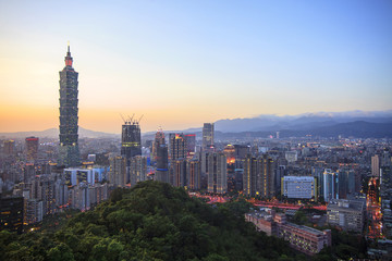 Fototapeta premium Taipei skyline at night, Taipei, Taiwan.