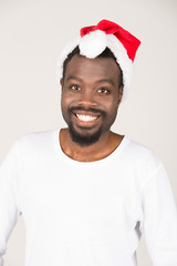 dunkelhäutiger Mann mit Weihnachtsmütze im Portrait