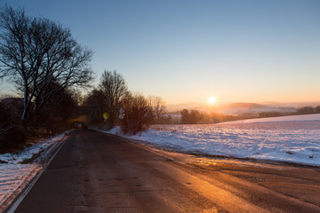 Obraz premium Winter landstraße Asphalt und Leitplanke