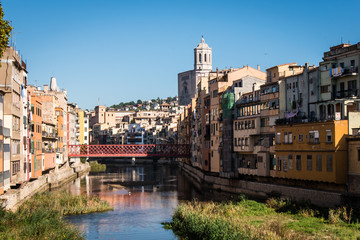 Fototapeta premium Spiegelung bunte Häuser in Girona
