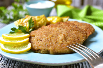 Viennese schnitzel on a blue plate.