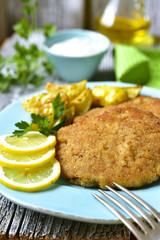 Viennese schnitzel on a blue plate.