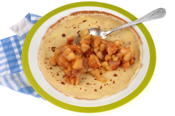 Crêpe avec des pommes caramélisées dans une assiette