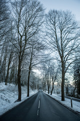 Landstraße in der Winterzeit