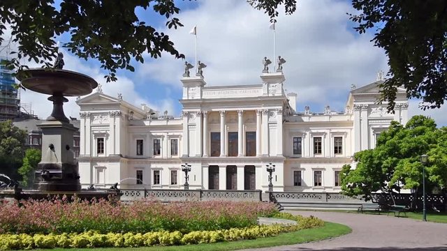 Construction of this Lund University building began in 1874, when the old main building Kungshuset had become too small for the growing number of students.