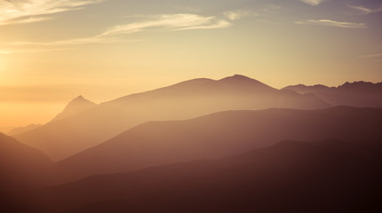 Fototapeta premium Piękny wschód słońca nad górami
