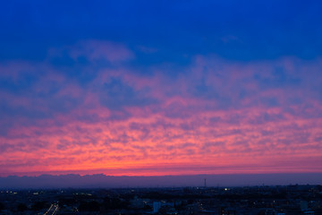 夕焼けの空と街明かり