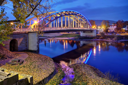 Beleuchtete Weserbruecke bei Rinteln im Weserbergland