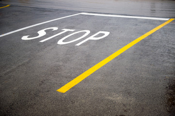 Segnale di stop su strada bagnata