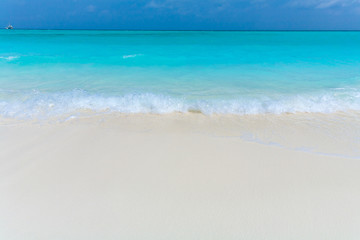 Fototapeta na wymiar White coral sand beach, Maldives